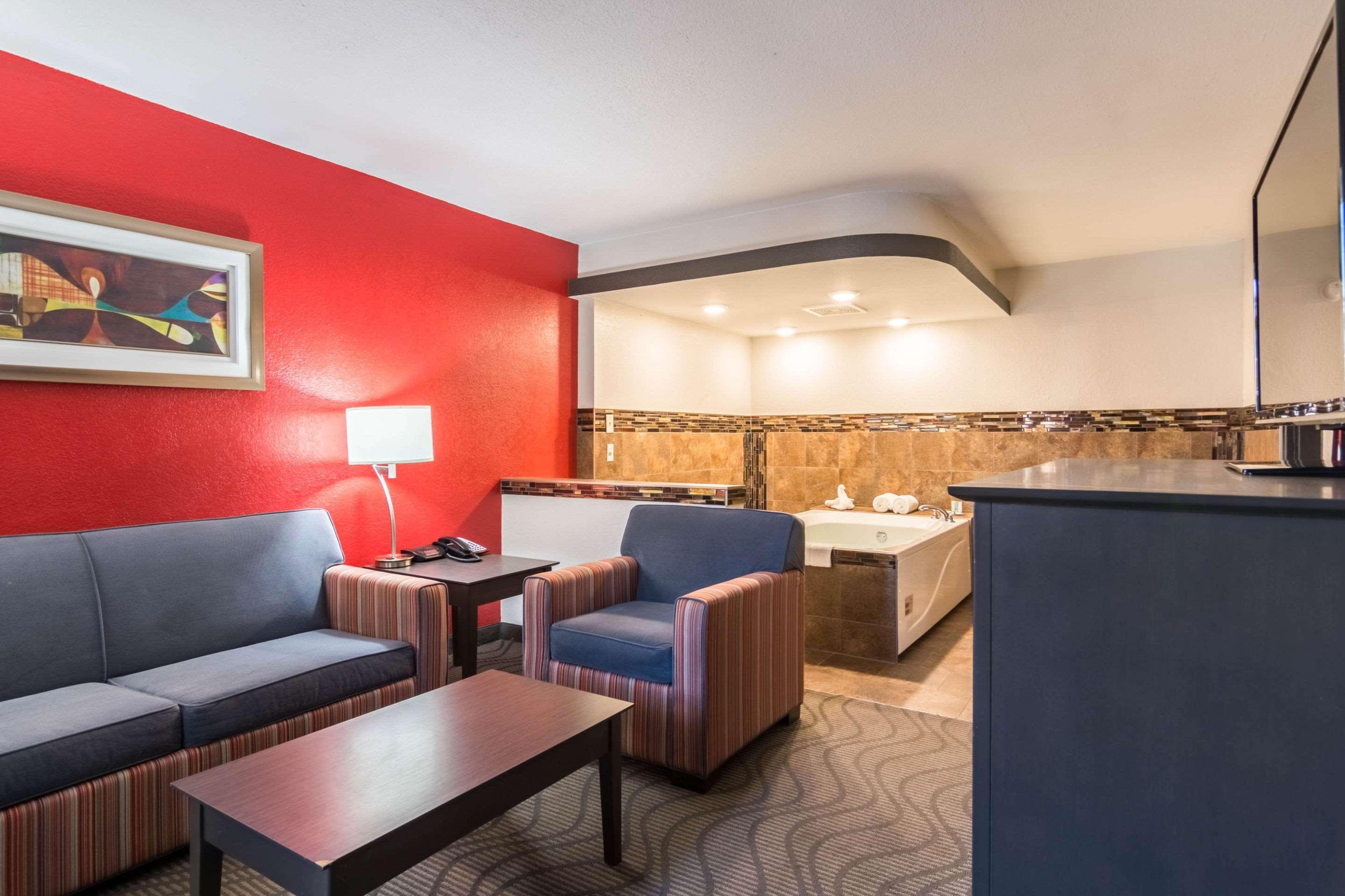 Clarion Inn & Suites Russellville I-40 Eksteriør bilde